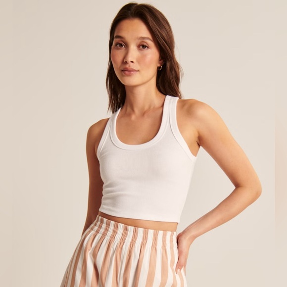 NWT 🆕 Abercrombie & Fitch Black Essentials Scoop Neck Tank - Picture 5 of 8